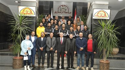 رئيس جامعة الزقازيق يستقبل فريق هوكي الشرقية