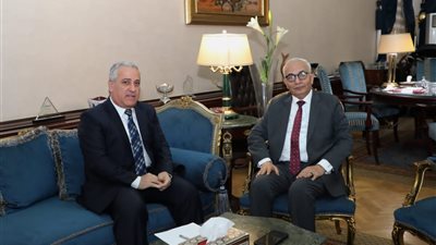وزير التعليم يلتقي رئيس الهيئة الوطنية للصحافة لبحث التعاون المشترك
