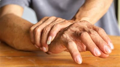 الرعاش ومشكلة في الكلام وتيبس العضلات.. ما هي أعراض مرض الباركنسون؟