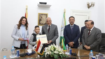 محافظ الجيزة يكرم عدد من الطلاب المتفوقين بالمحافظة