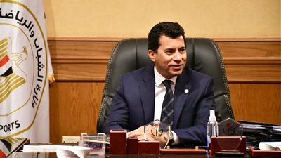 وزير الرياضة يتابع تسجيل الموظفين للبصمة الإلكترونية بالعاصمة الإدارية