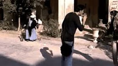 «الداخلية» تكشف ملابسات تداول فيديو لشخص يتعدى على سيدة ويطرحها أرضاً