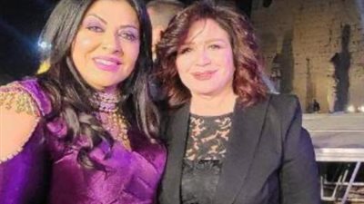 إلهام شاهين تهنئ هالة صدقي لتكريمها في مهرجان الأقصر للسينما