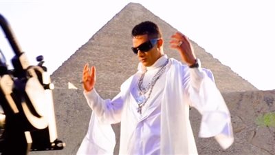 محمد رمضان يهدي تكريمه في مهرجان الأقصر للسينما لـ عمر الشريف