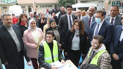 وزيرة الهجرة ومحافظ المنوفية يفتتحان القافلة الطبية بكفر المصيلحة