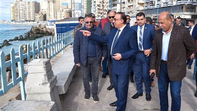 محافظ الإسكندرية يتابع إصلاح تلفيات رصيف وسور شاطئ إدوارد خراط بالمنتزه أول