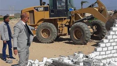 إزالة أسوار على أرض زراعية غرب سمالوط بـ المنيا