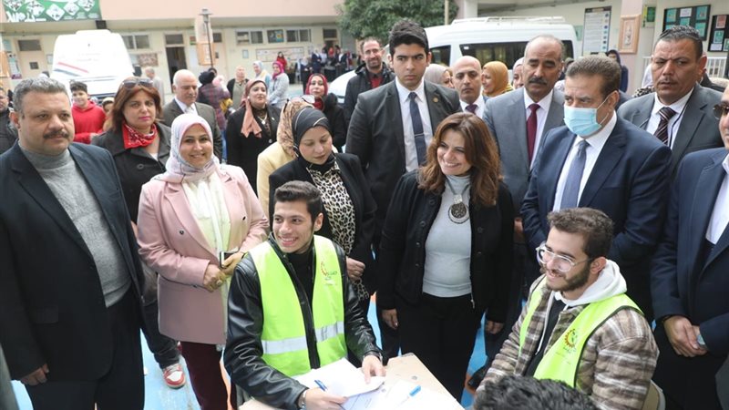 وزيرة الهجرة ومحافظ