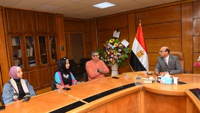 محافظ أسيوط يشهد اجتماع مشروع 