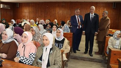 رئيس جامعة المنوفية يتابع انتظام العملية التعليمية في بداية العام الدراسي