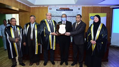 رئيس جامعة سوهاج يشهد مناقشة دكتوراة في مجال طب الأطفال