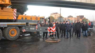 بـ 3 أوناش ضخمة.. رفع كوبري مشاه بشبرا الخيمة