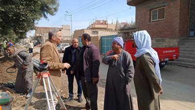 «رئيس أبو قرقاص» يتفقد مشروعات «حياة كريمة» بقرية بنى عبيد
