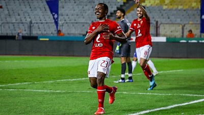 بيرسي تاو يقود هجوم الأهلي أمام الهلال بدوري الأبطال 