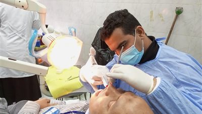 جامعة المنيا تنظم قافلة طبية بقرية 