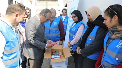 حياة كريمة توزع كراتين مواد غذائية بقرية المعصرة بالمنيا