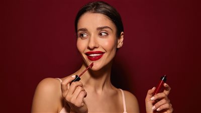 للحصول على شفاه ممتلئة.. إليك الطريقة بدون «بوتوكس»