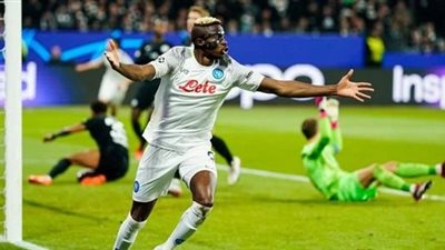 نابولي يقسو علي فرانكفورت بثنائية ويضع قدمًا في ربع نهائي دوري الأبطال 
