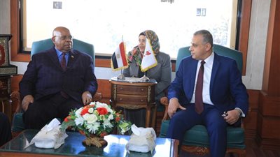 محافظ سوهاج يستقبل رئيس برلمان دولة زيمبابوي والوفد المرافق له