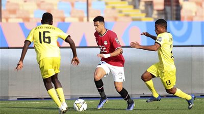 بلال مظهر يقوم هجوم منتخب مصر أمام نيجيريا في كأس إفريقيا للشباب 