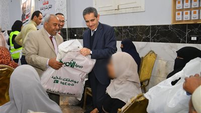 محافظ الغربية يسلم مساعدات اجتماعية لـ 100 أسرة بكفر الجنيدي