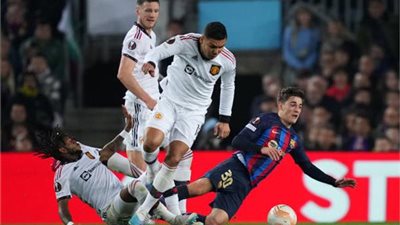ليفاندوفسكي على رأس تشكيلة برشلونة لمباراة مانشستر يونايتد بالدوري الأوروبي 