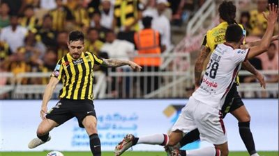 الاتحاد يقع في فخ التعادل أمام الرائد بدوري روشن السعودي للمحترفين