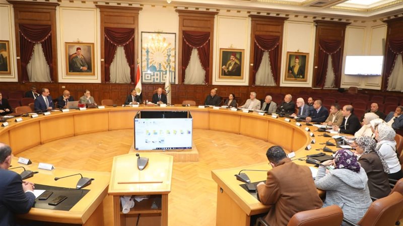 محافظ القاهرة يبحث