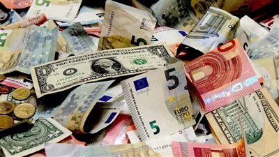 اليورو بـ32.42 جنيه.. تعرف على أسعار العملات الأجنبية والعربية اليوم الأحد