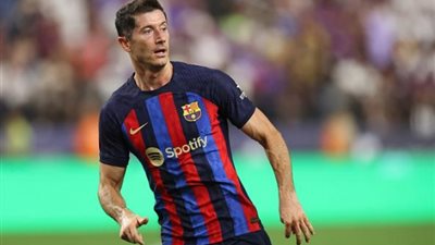برشلونة تعلن غياب ليفاندوفسكي عن صفوف الفريق لمدة أسبوعين 