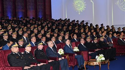 وزير الداخلية يكرم عددًا من أسماء الشهداء والمصابين ورجال الشرطة المميزين