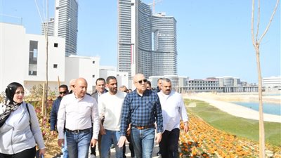 وزير الإسكان يتفقد كمبوند 