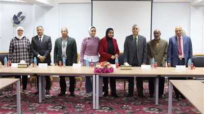 رئيس جامعة جنوب الوادي يشهد تكريم مدير إدارة الاستحقاقات 