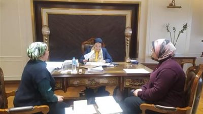 وزيرة البيئة تناقش عدد من الملفات بمقر العاصمة الإدارية