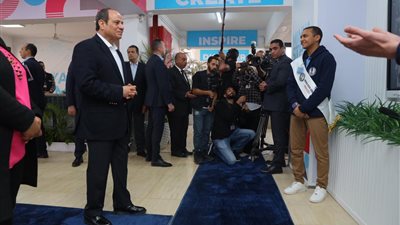الرئيس السيسي يلتقط صورة تذكارية مع الطلبة وأسرهم  داخل مدرسة المتفوقين في المنيا