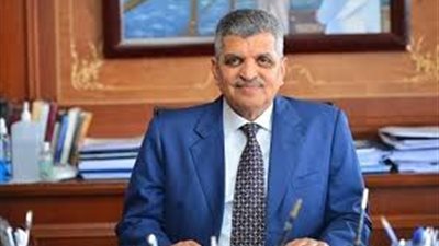 أسامة ربيع يوجه رسالة طمأنة بعد جنوح سفينة حاويات في قناة السويس