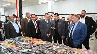أكثر من 1200 قطعة.. رئيس جامعة الفيوم يفتتح معرض ملابس الطلاب