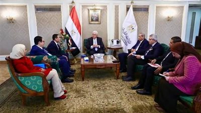 وزير التعليم العالي يستعرض إنجازات الجامعات المصرية في مجال محو الأمية
