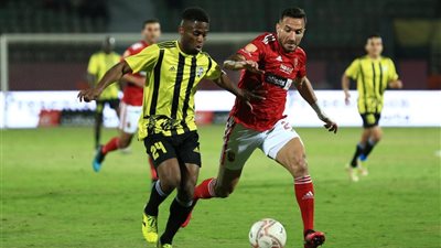الأهلي يفوز على المقاولون العرب بثنائية وينفرد بصدارة الدوري 
