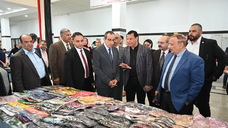 افتتاح معرض ملابس