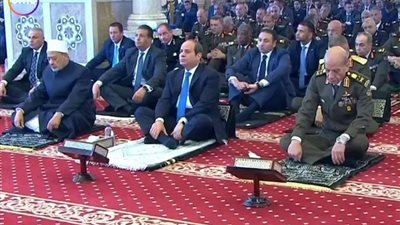 صور..  السيسي يؤدي صلاة الجمعة من مسجد المشير طنطاوي إحياءً لـ يوم الشهيد 