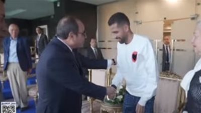 في كابيتانو مصر.. السيسي يصافح مؤمن زكريا خلال المباراة النهائية