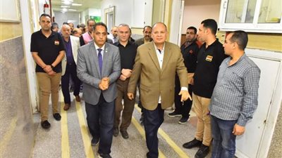 محافظ أسيوط يزور بعض الطالبات بمستشفى المبرة للاطمئنان على حالتهن