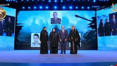 السيسي خلال احتفالية يوم الشهيد يلتقط صور تذكارية مع أمهات الشهداء