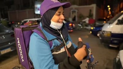 في يوم المرأة المصرية .. شيماء محاسبة بدرجة دليفري وأم لثلاثة أطفال
