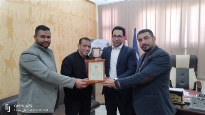 مدير الإدارة الصحية في النوبارية يكرم مراقبي الأغذية