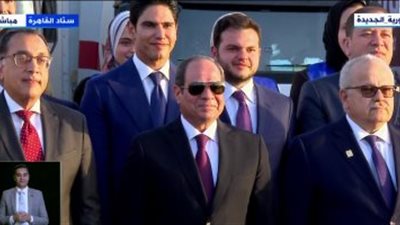 صورة تذكارية تجمع الرئيس السيسي ومتطوعي مبادرة كتف في كتف