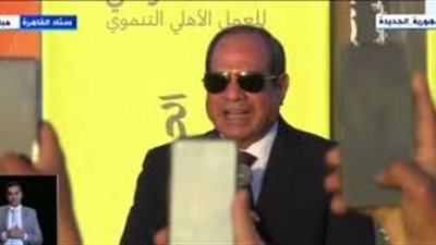 «هنسقفلكم كلنا دلوقتي».. الرئيس السيسي يحيي أطفال مبادرة كتف في كتف 