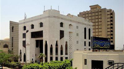 ما حكم تقبيل الرجل لزوجته في نهار رمضان؟.. دار الإفتاء تجيب