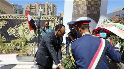 نائب محافظ المنيا ومدير الأمن يضعان إكليلا من الزهور على النصب التذكاري 